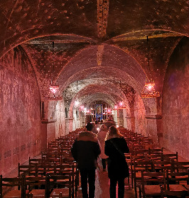 https://boutique.chartres-tourisme.com/visites-guidees/cathedrale-crypte-de-toutes-les-couleurs